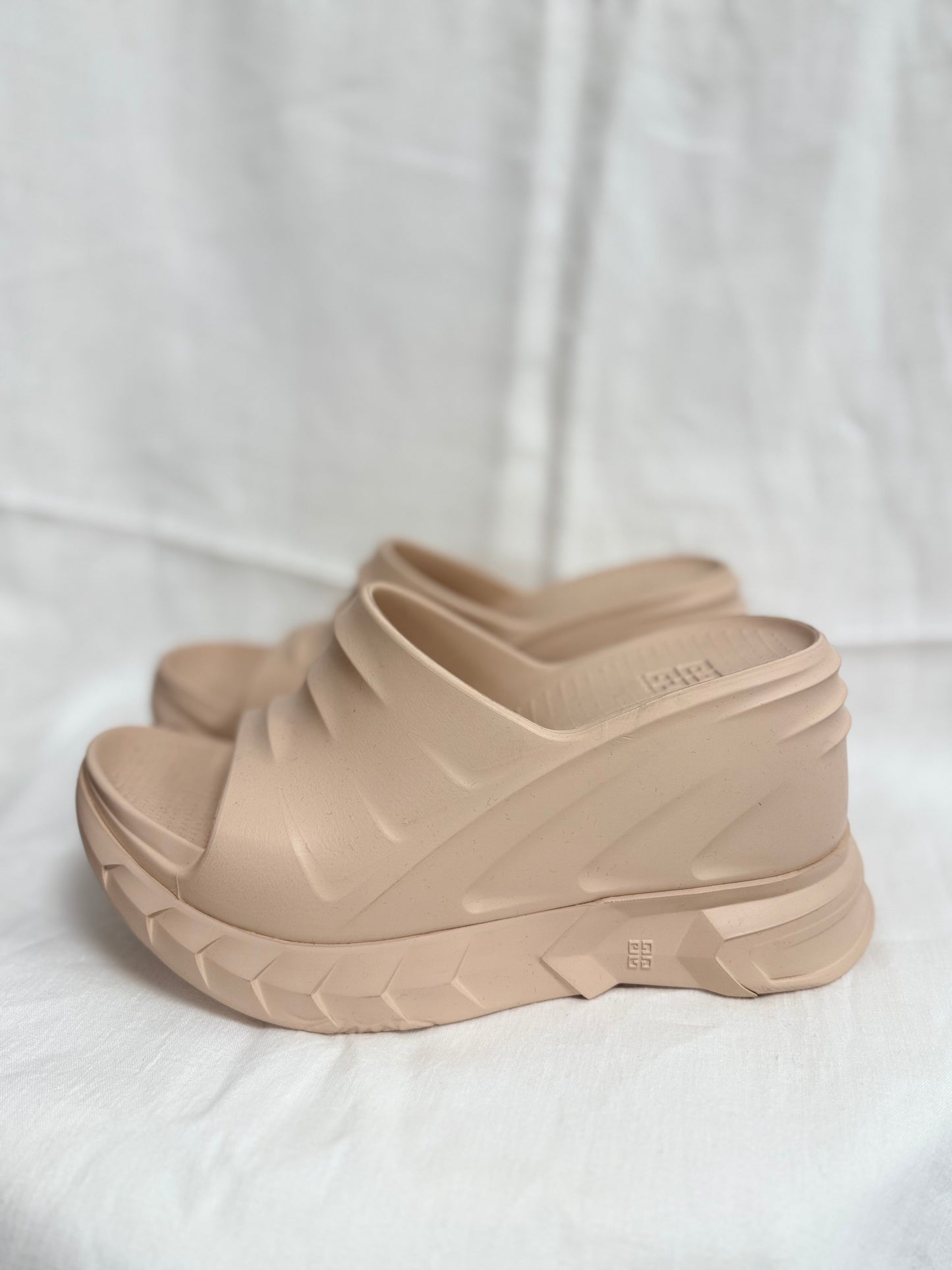 Givenchy pink rubber wedge slides (pre-owned)