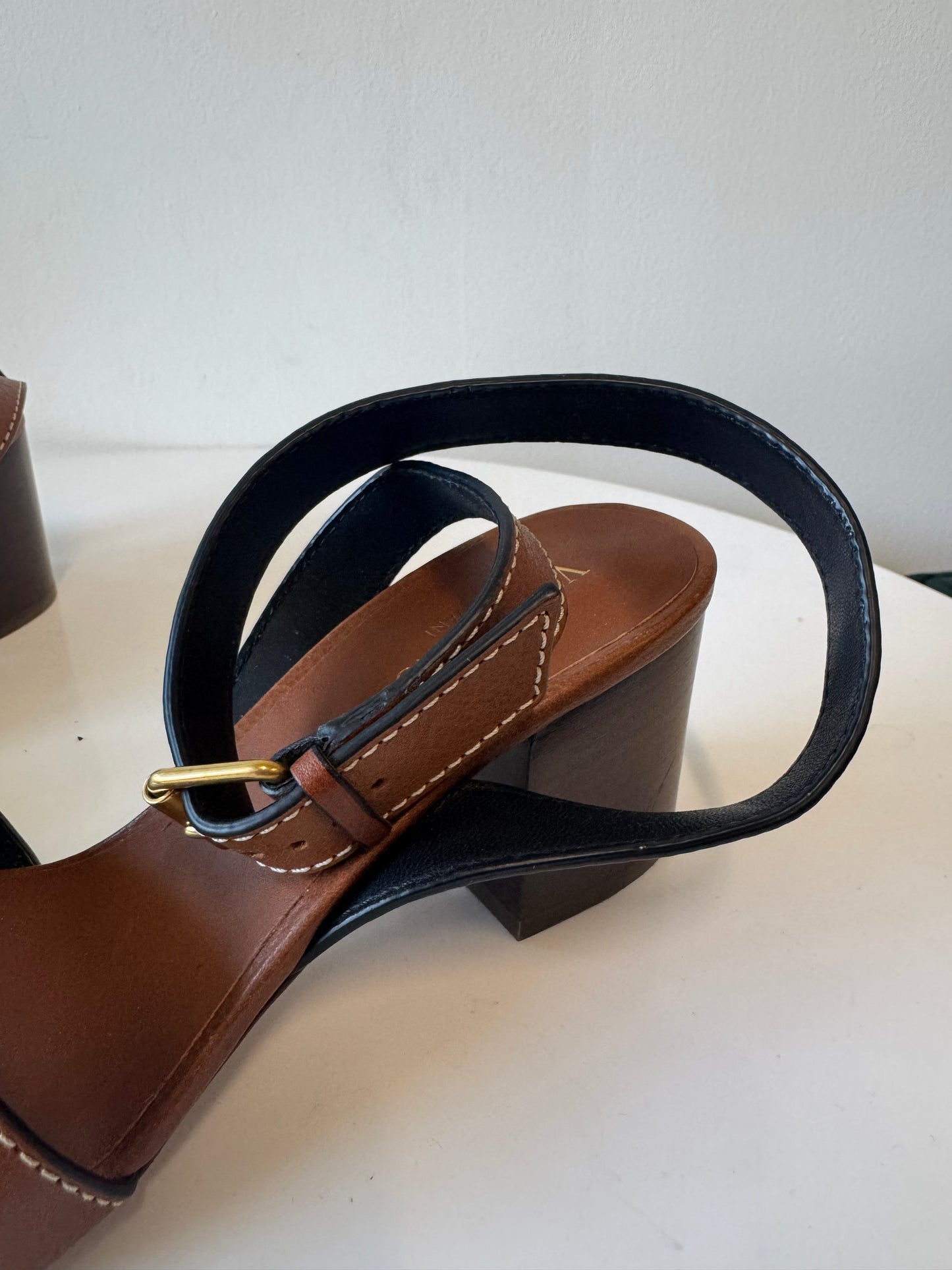 Valentino Garavani Volvo leather sandals in tan (pre-owned)