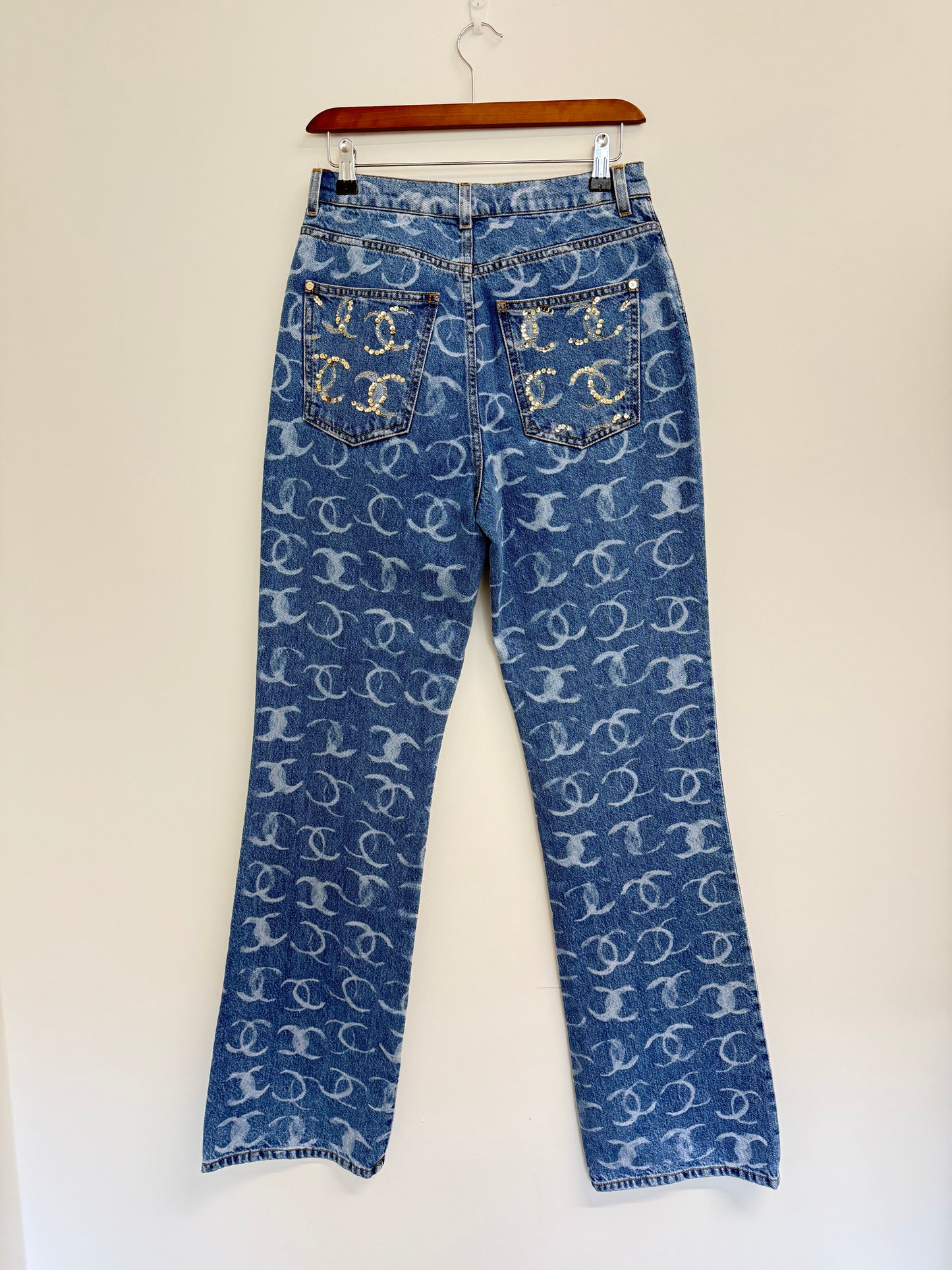 Chanel CC Printed logo denim jeans (pre-owned)