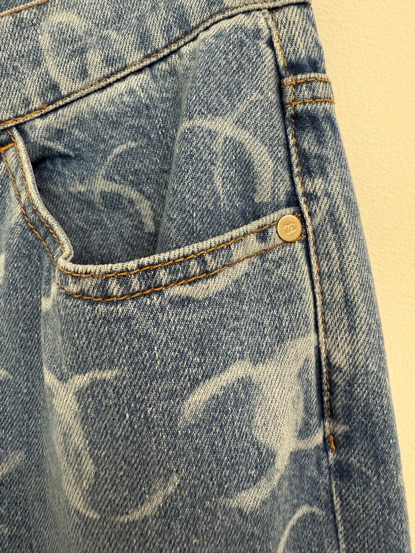 Chanel CC Printed logo denim jeans (pre-owned)