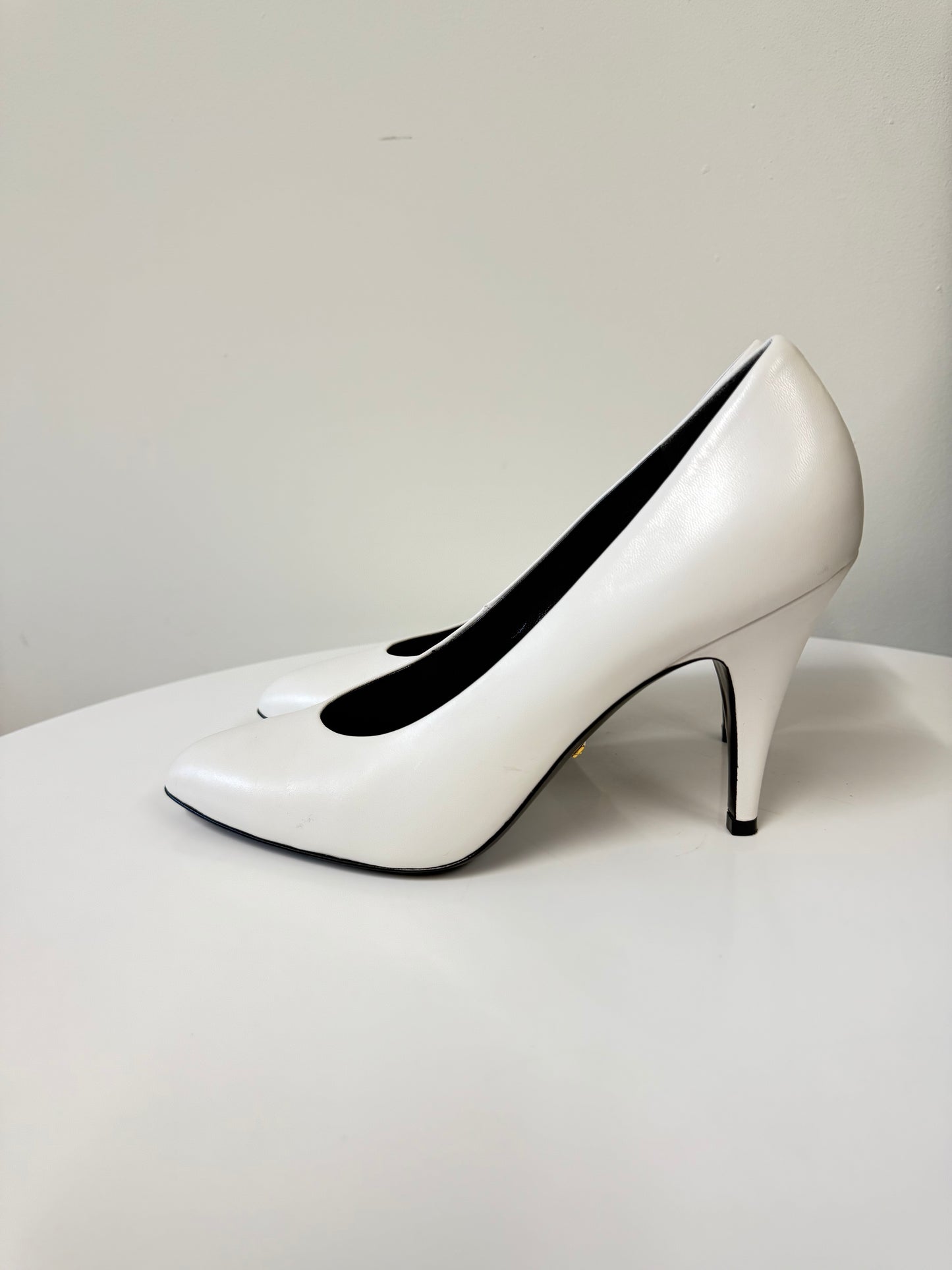 Gucci white heels (pre-owned)