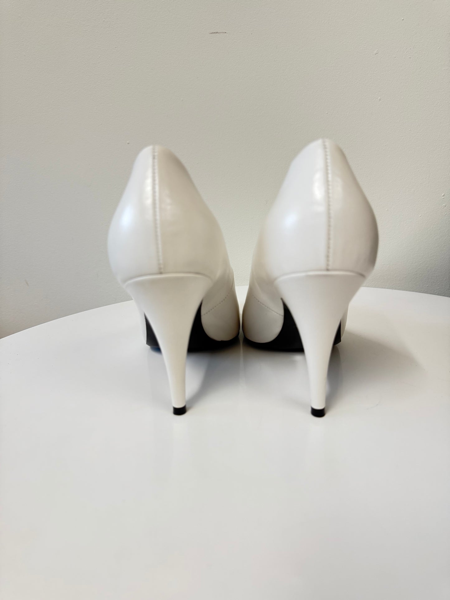 Gucci white heels (pre-owned)