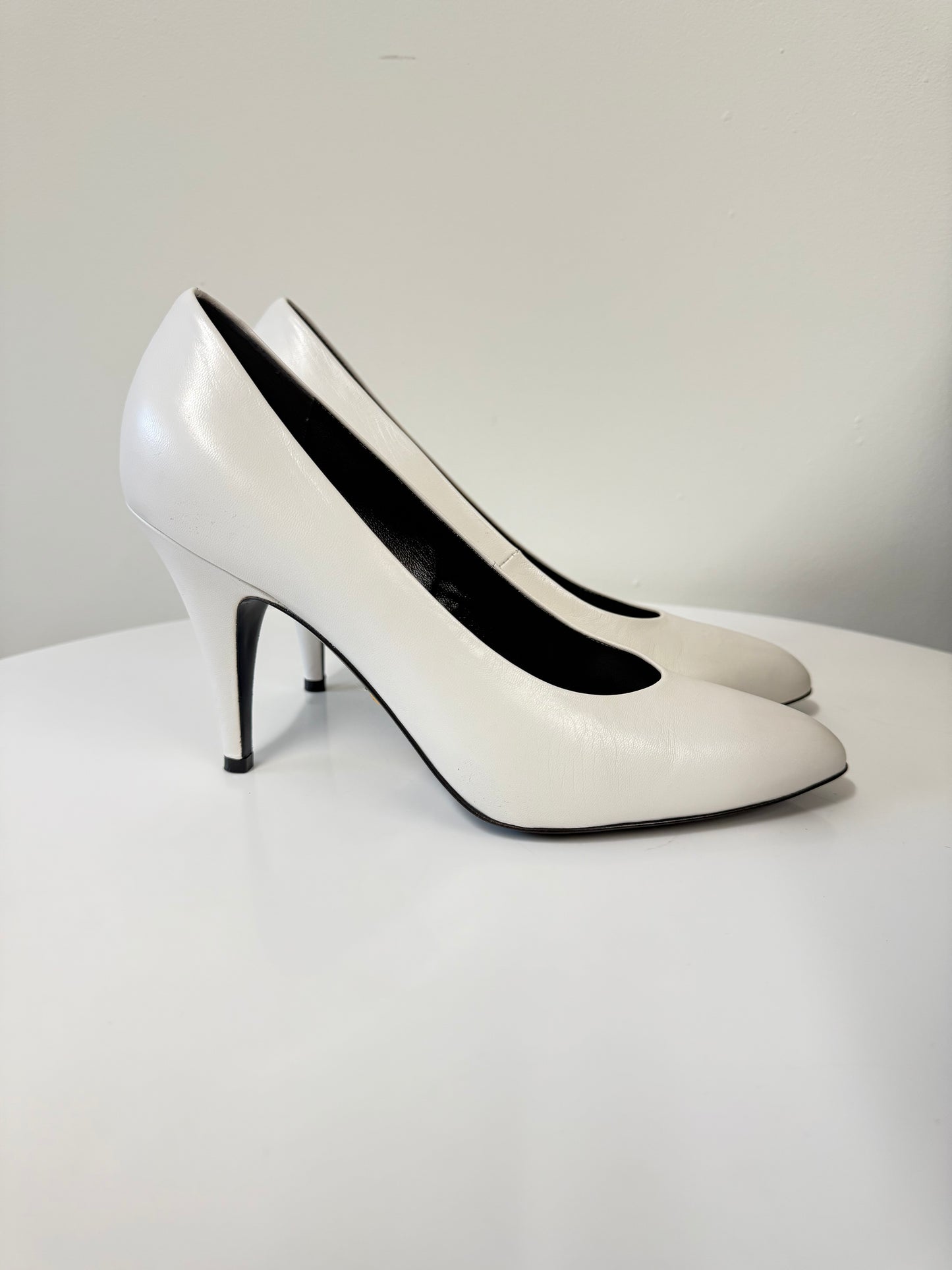Gucci white heels (pre-owned)