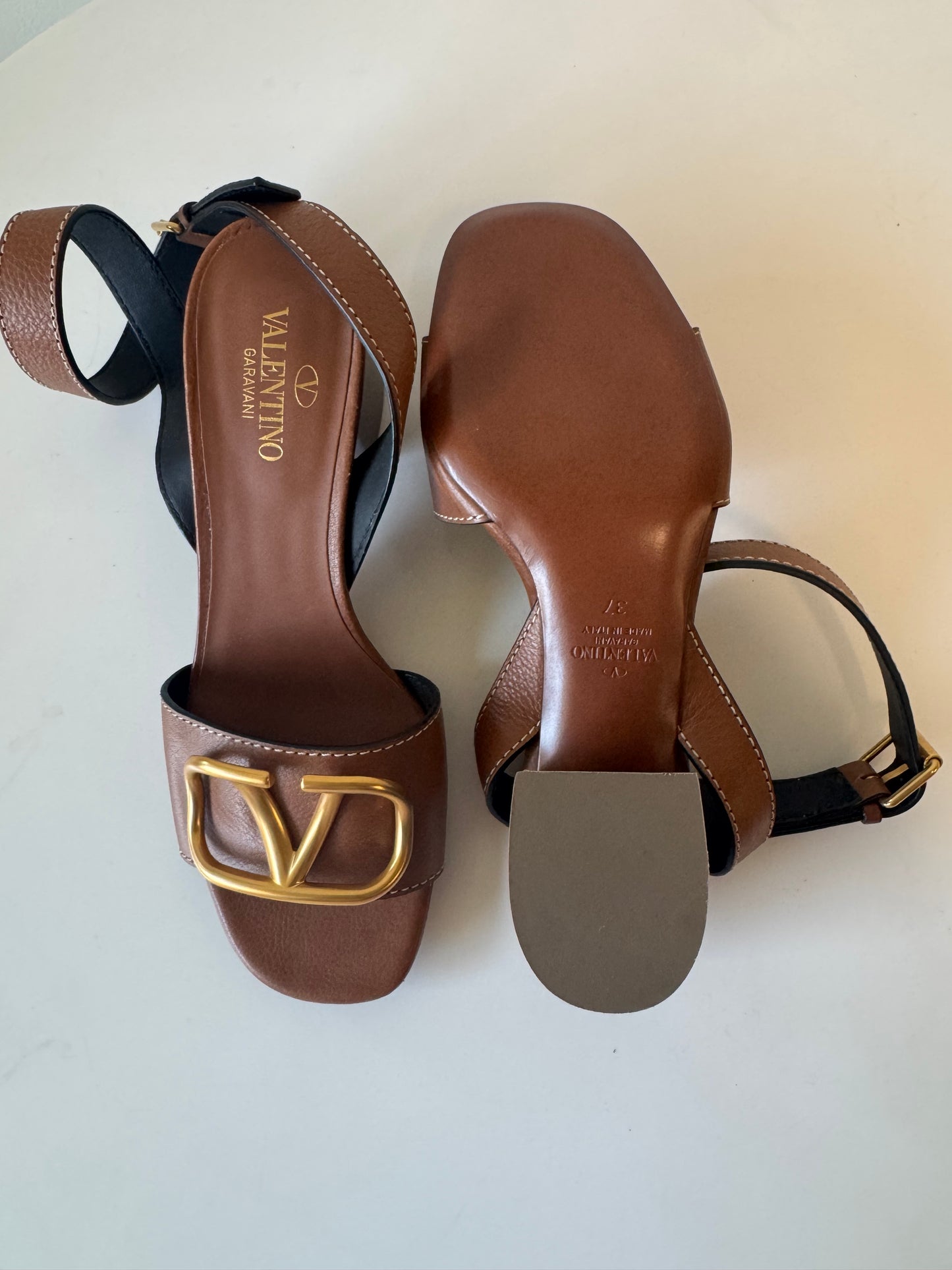 Valentino Garavani Volvo leather sandals in tan (pre-owned)