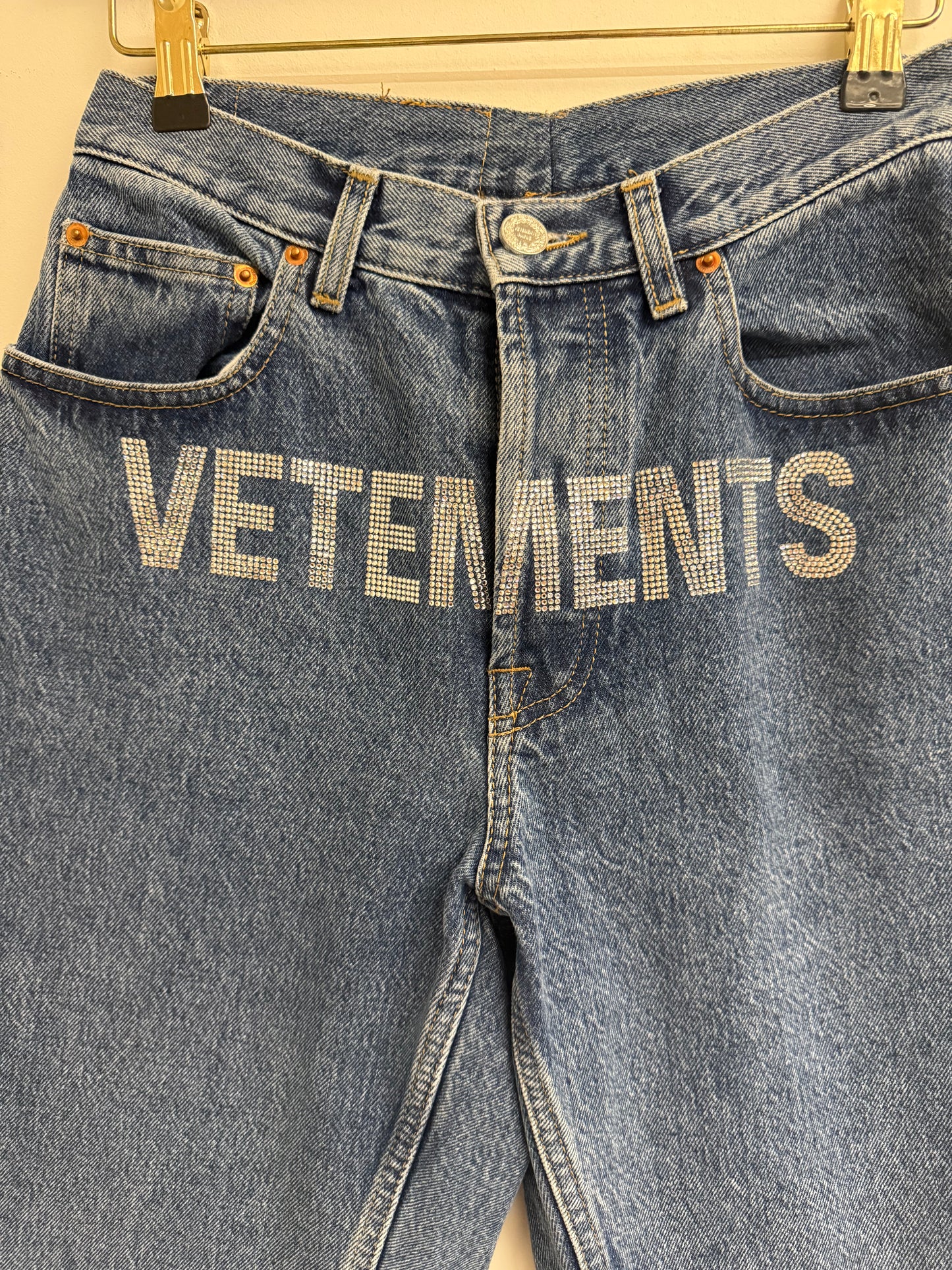 Vetements crystal logo denim jeans (pre-owned)