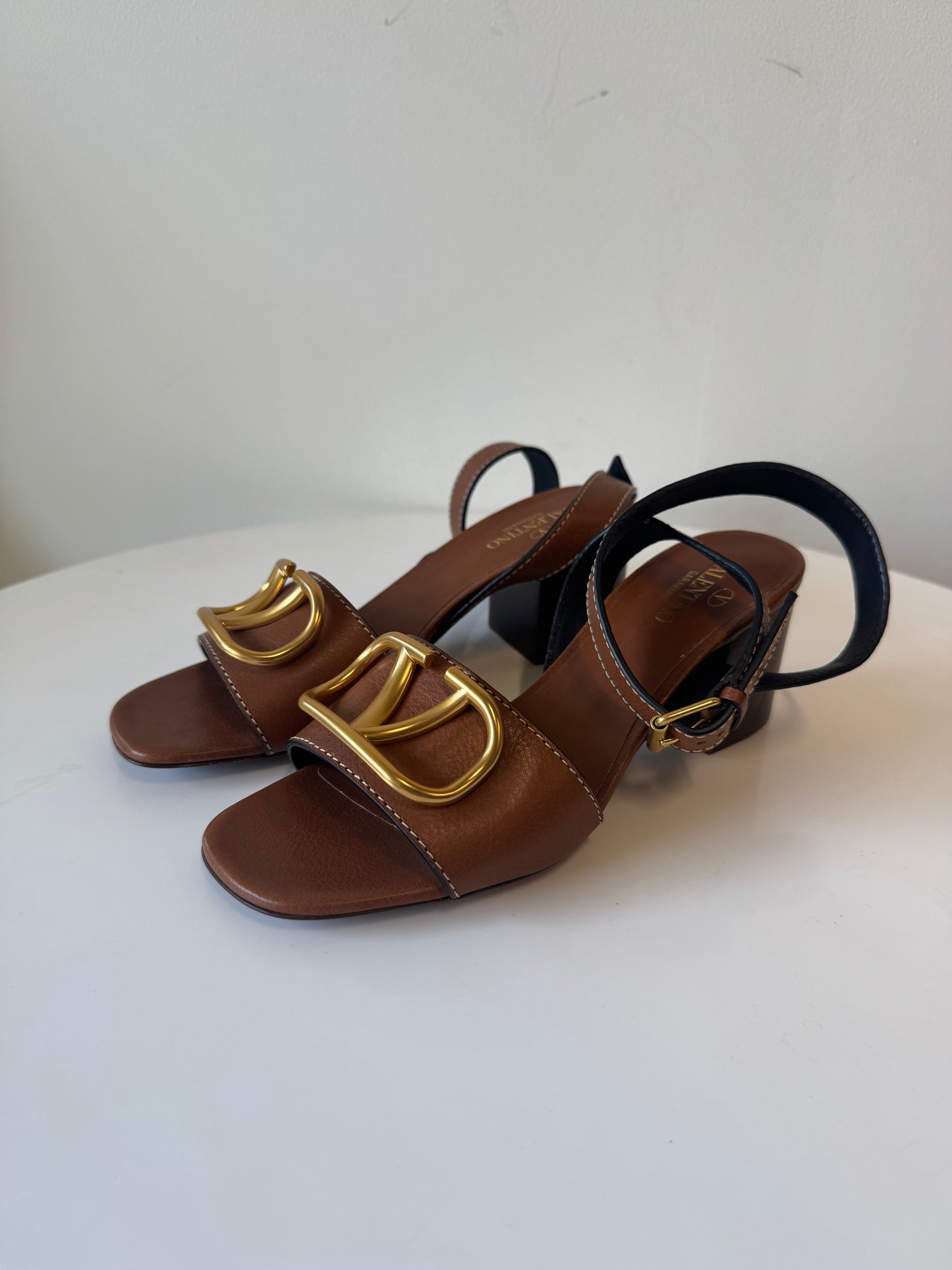 Valentino Garavani Volvo leather sandals in tan (pre-owned)
