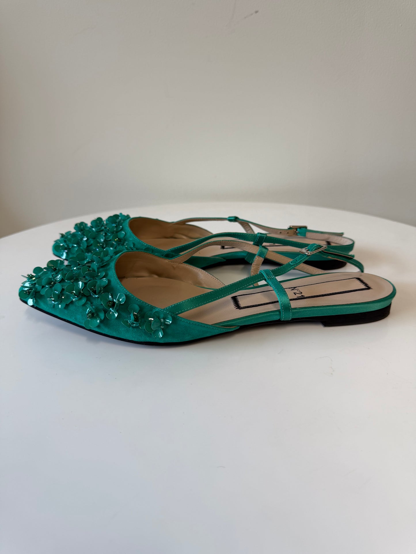 N.21 Green Satin embellished flats (pre-owned)
