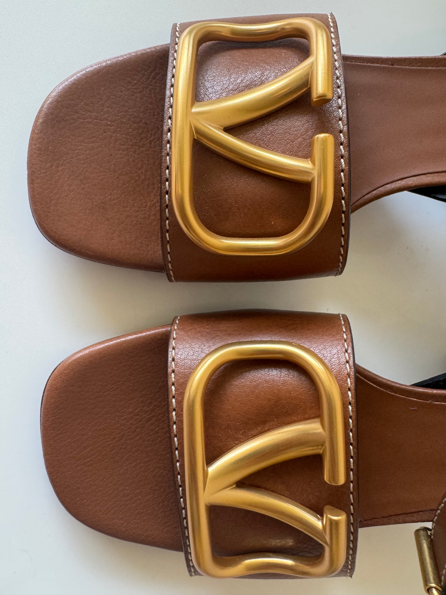 Valentino Garavani Volvo leather sandals in tan (pre-owned)