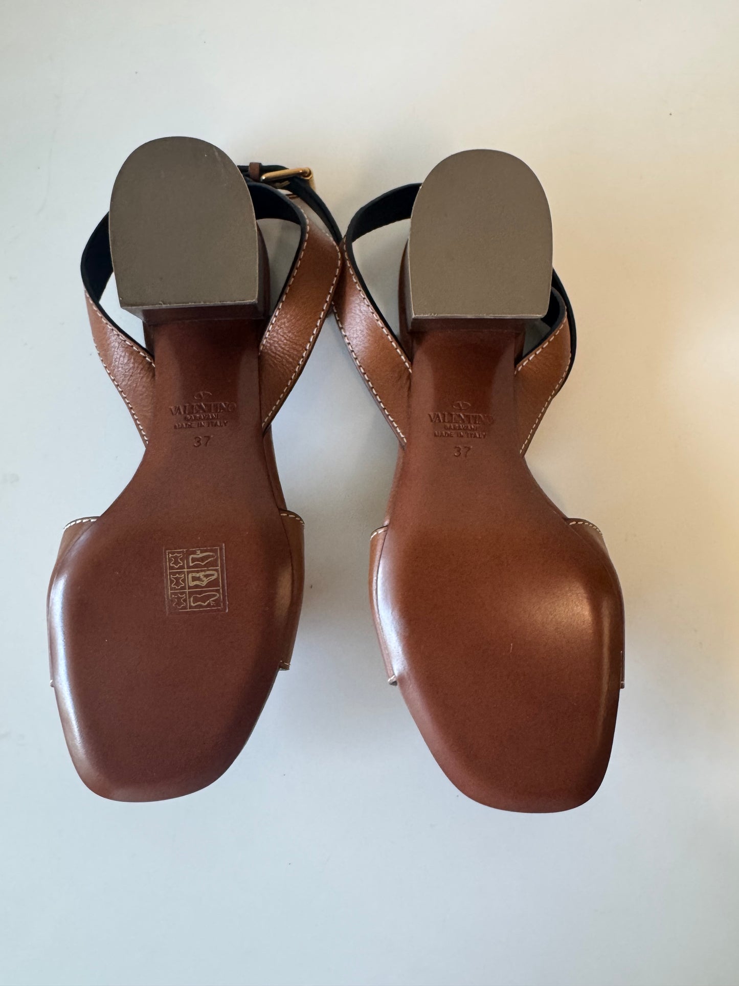 Valentino Garavani Volvo leather sandals in tan (pre-owned)