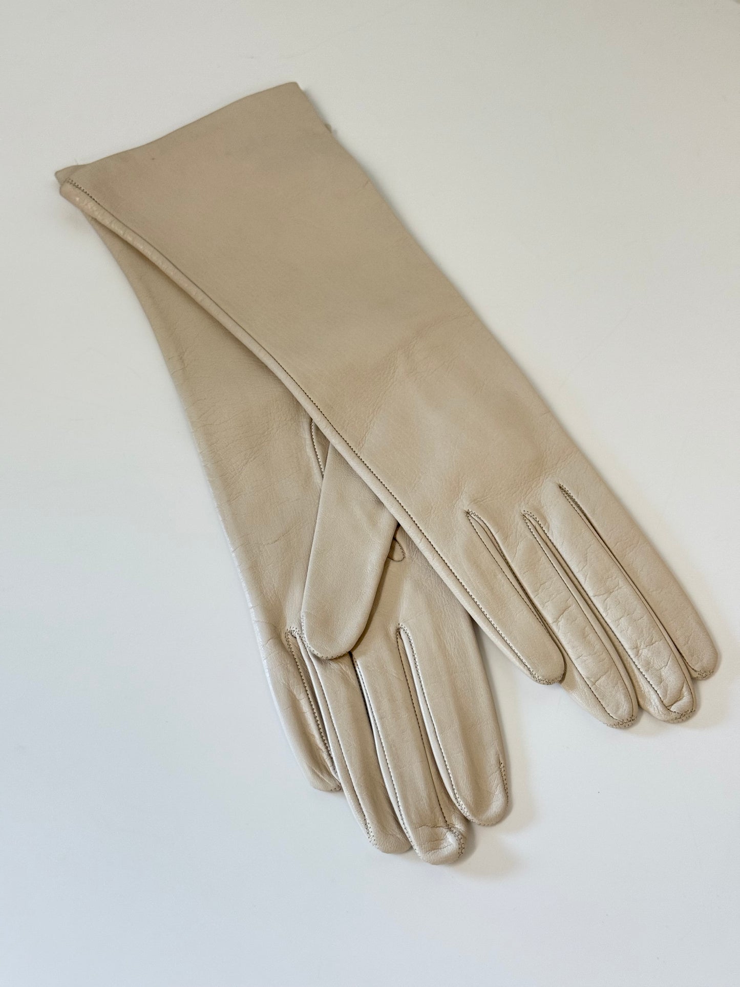 Charlotte Olympia cream leather gloves (pre-owned)