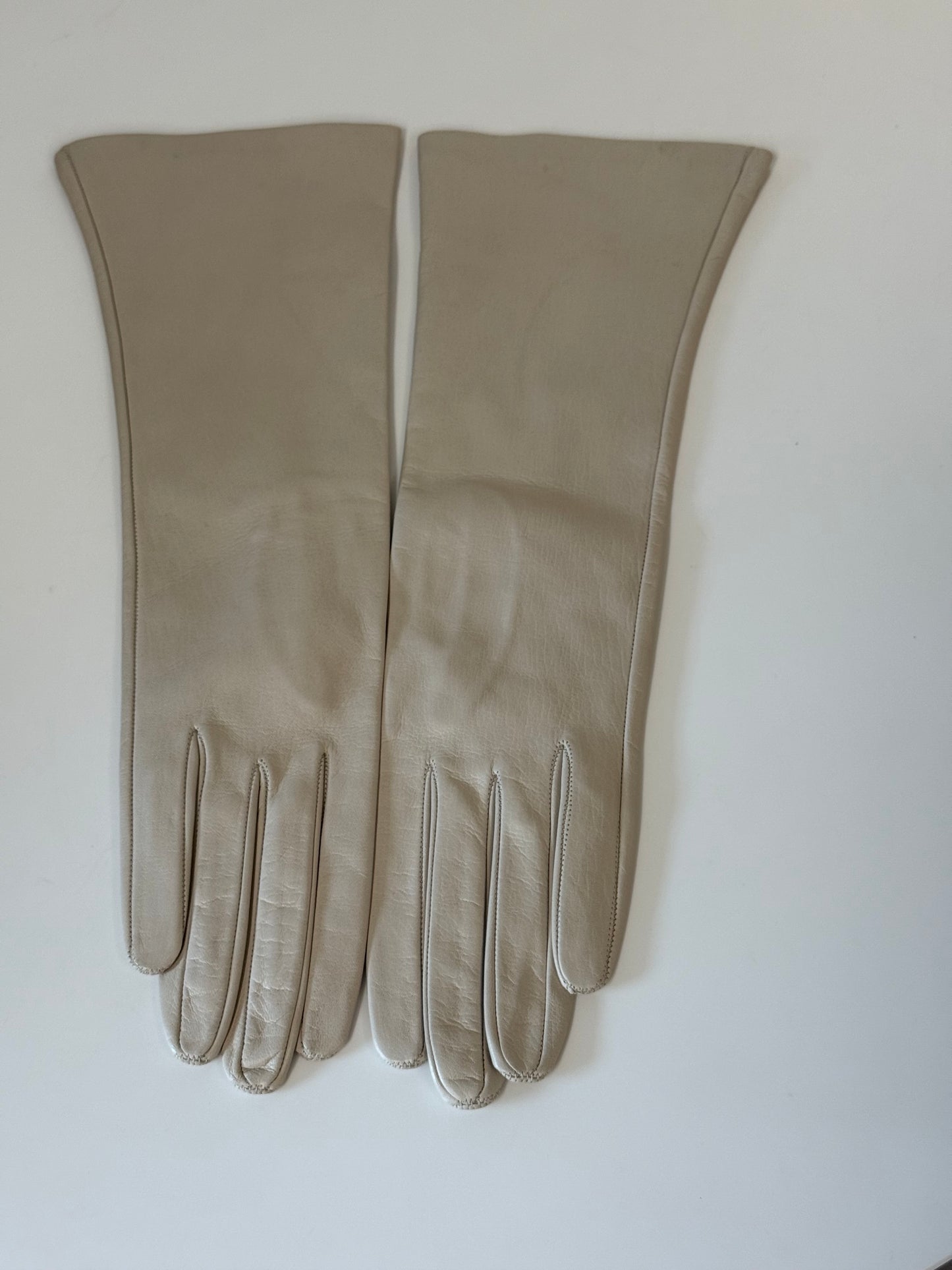 Charlotte Olympia cream leather gloves (pre-owned)