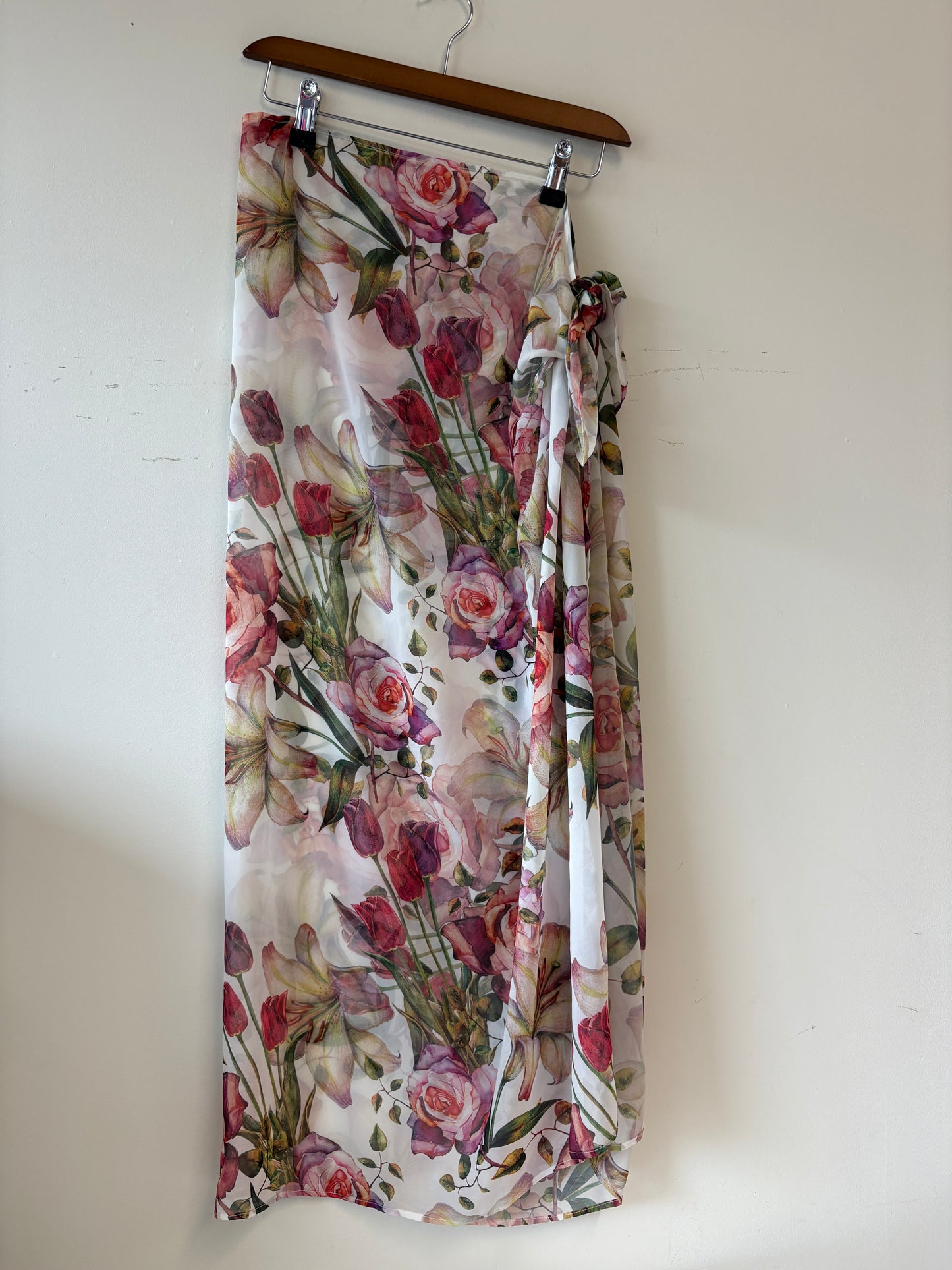 Nur Karaata Daniella White Floral Beach Sarong