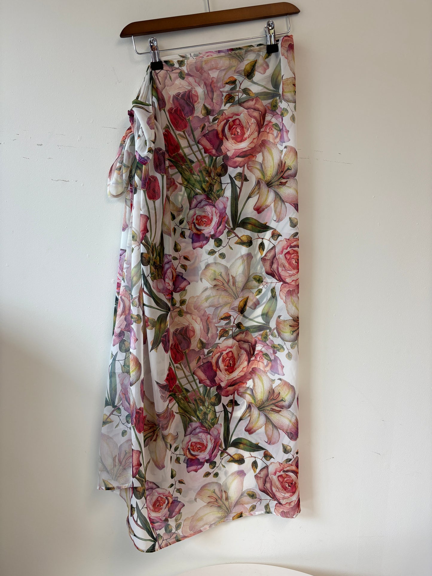 Nur Karaata Daniella White Floral Beach Sarong
